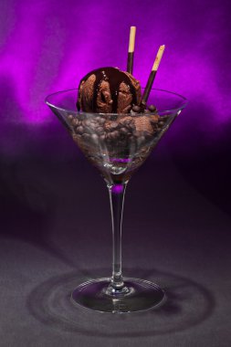 Çikolatalı dondurma bir martini cam