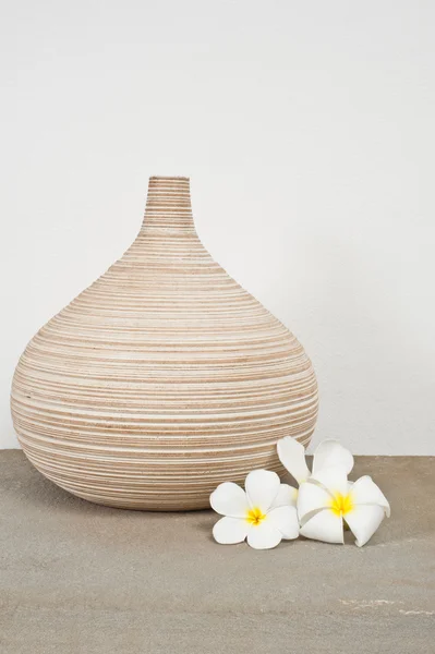 Wazony zdobione kwiat frangipani — Zdjęcie stockowe