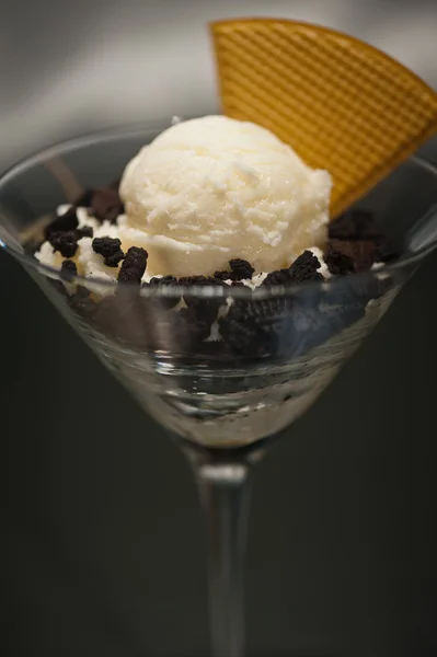 Печенье и мороженое в стакане мартини — стоковое фото