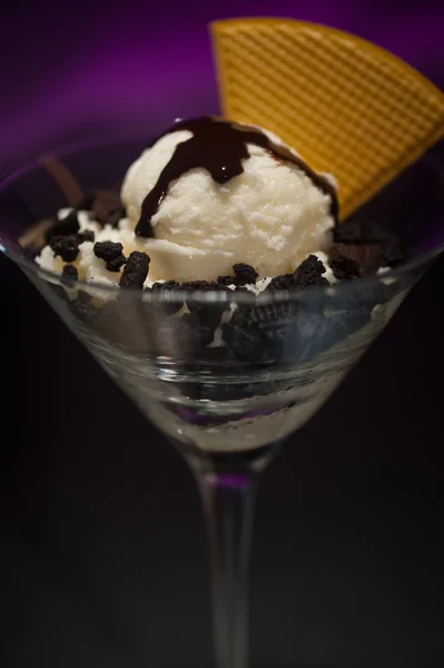 Biscuits et crème glacée dans un verre Martini — Photo