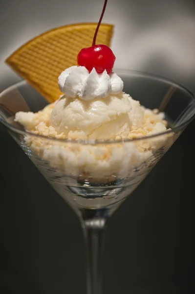 Schwarzwaelder Kirsch sorvete em um copo Martini — Fotografia de Stock