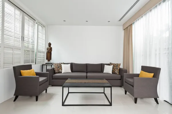 Helles Wohnzimmer mit grauem Sofa — Stockfoto