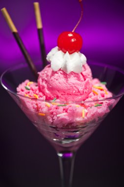 bir martini cam ahududu Ice cream