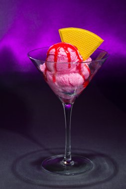bir martini cam ahududu Ice cream