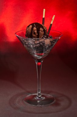 Çikolatalı dondurma bir martini cam 