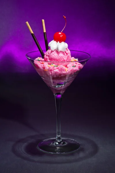 Raspberry ice cream in a Martini glass — Stock Photo, Image