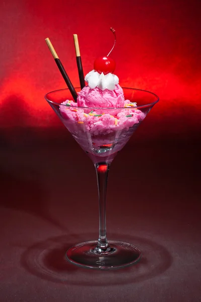Málna fagylalt, egy pohár martini — Stock Fotó