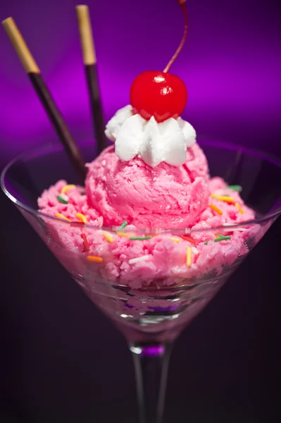 Bir martini cam ahududu Ice cream — Stok fotoğraf