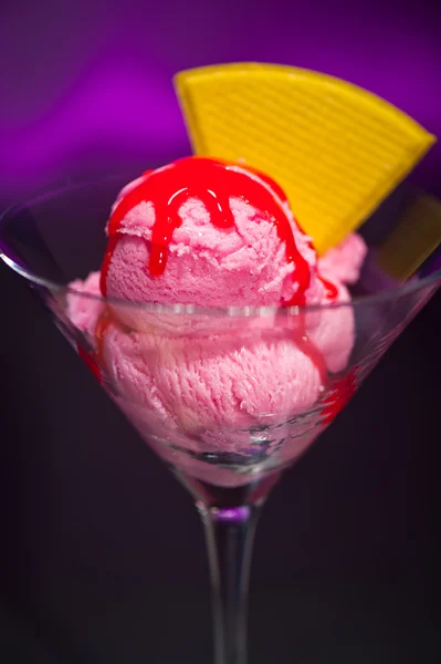 Helado de frambuesa en un vaso Martini —  Fotos de Stock