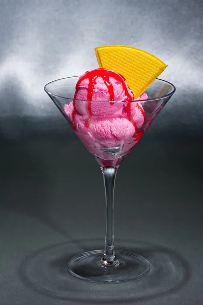 Glace framboise dans un verre Martini — Photo