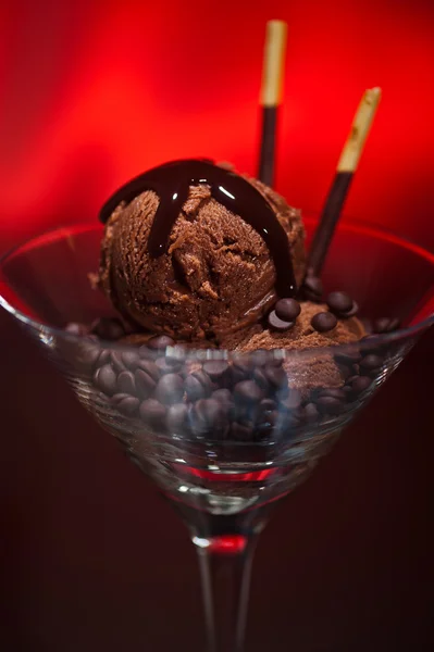 Шоколадное мороженое в стакане мартини — стоковое фото
