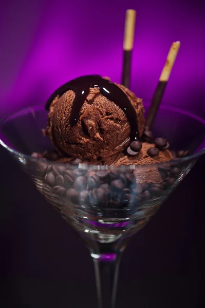 Csokoládé fagylalt, egy pohár martini — Stock Fotó