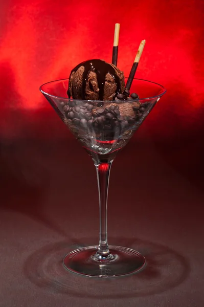 Sorvete de chocolate em um copo Martini — Fotografia de Stock