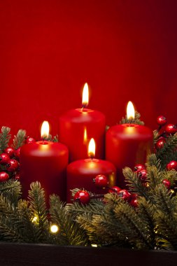 4 advent kırmızı mum çiçek aranjmanı 