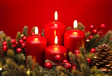 4 advent kırmızı mum çiçek aranjmanı 