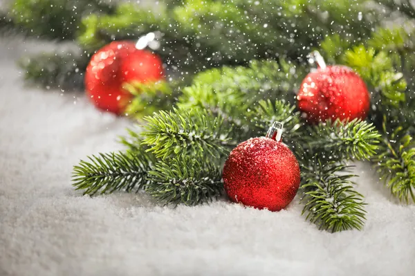 Bauble árvore de Natal com galhos de árvore de Natal — Fotografia de Stock