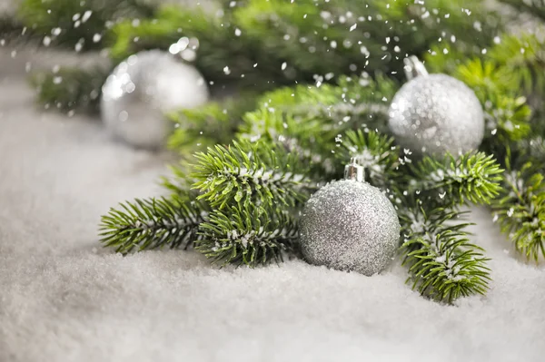 Bauble árvore de Natal com galhos de árvore de Natal — Fotografia de Stock