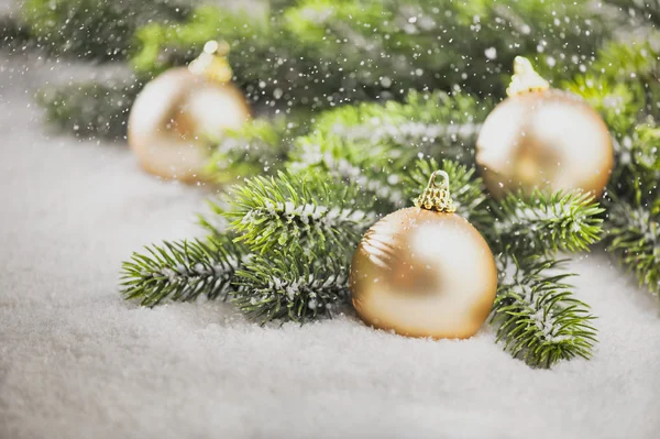 Christmas tree bauble with Christmas tree branches — Stock Photo, Image