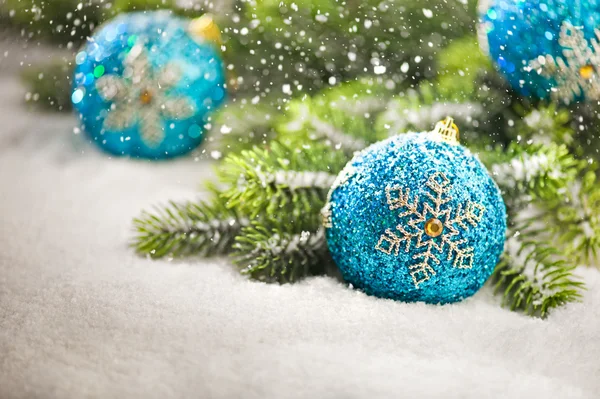 Bola de árbol de Navidad con ramas de árbol de Navidad — Foto de Stock