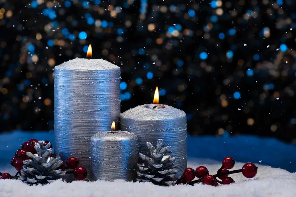 在雪中的三个银蜡烛 — 图库照片