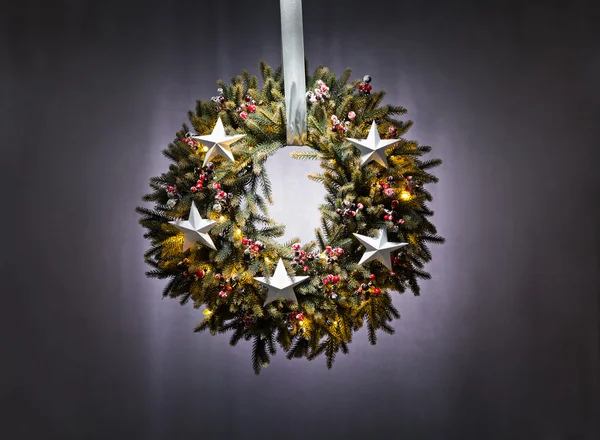 Рождественский венок на серебристо-сером фоне — стоковое фото