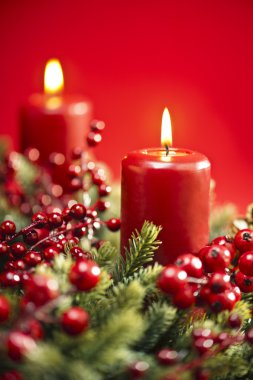 kırmızı bir arka plan üzerinde Noel çelenk