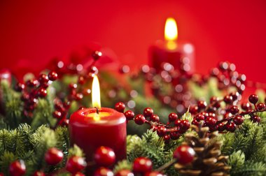 kırmızı bir arka plan üzerinde Noel çelenk