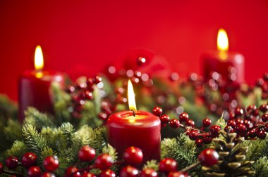 kırmızı bir arka plan üzerinde Noel çelenk