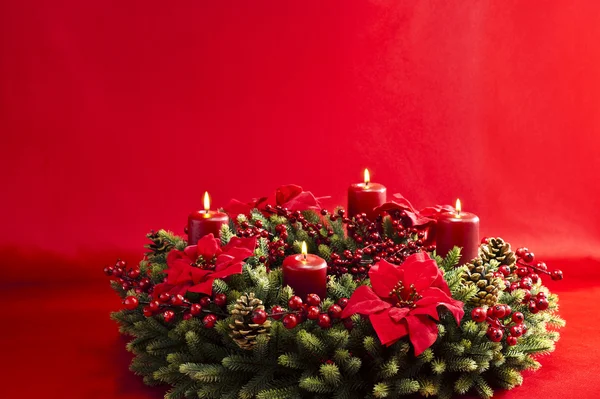 Рождественский венок на красном фоне — стоковое фото