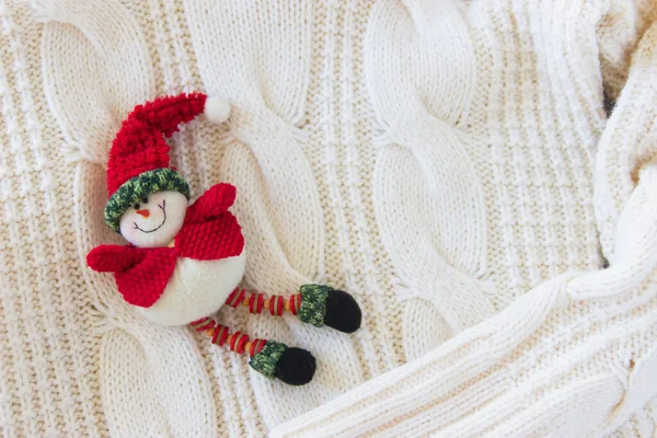 Kerst Achtergrond Bovenaanzicht Sneeuwpop Witte Trui — Stockfoto