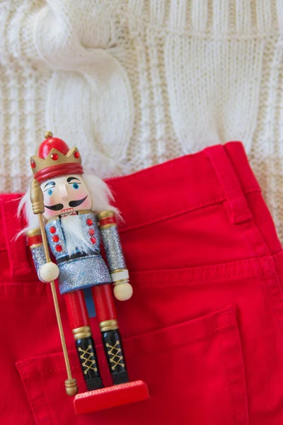 Notenkraker Bovenaanzicht Kerst Achtergrond Rood Jeans — Stockfoto