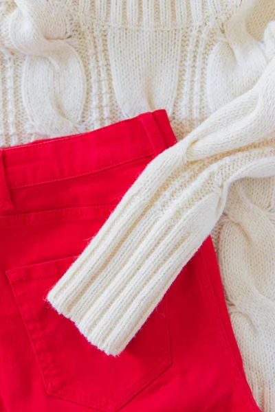 衣類トップビュークリスマスの背景赤いジーンズ — ストック写真