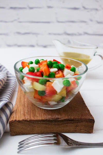 Gesunde Gefärbte Lebensmittel Chamäleon Salat Mit Avocado Dressing — Stockfoto