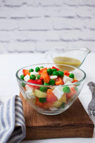 Gesunde Gefärbte Lebensmittel Chamäleon Salat Mit Avocado Dressing — Stockfoto