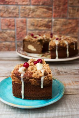 Yuvarlak kek muz krem peynir tatlı krema doldurulmuş.