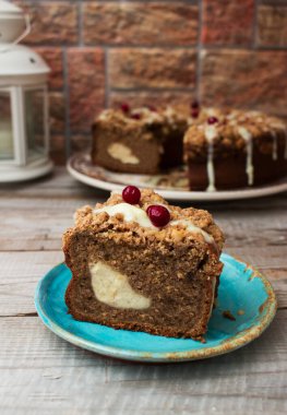 Noel muz krem peynir doldurulmuş pasta şeker sır yuvarlak buzlu yüz.