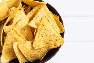 Geleneksel Meksika yemeği kasesinin üstü açık..