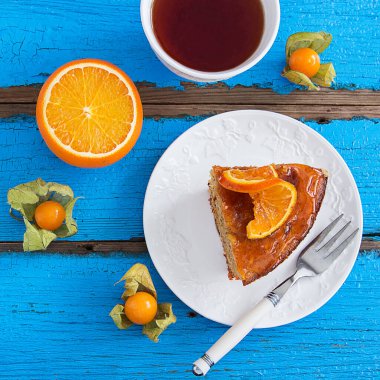 Badem fındık kek turuncu tatlı sır mavi ahşap masa.