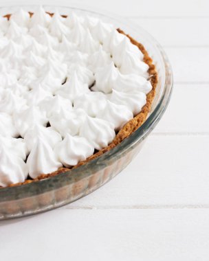 Jöle beze tart cam tava fırın ahşap arka plan.