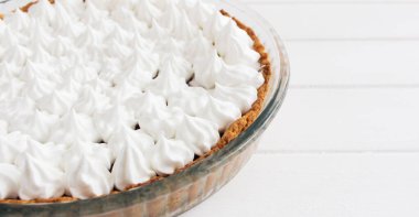 Jöle beze tart cam tava fırın ahşap arka plan.