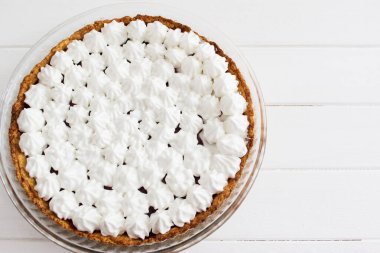 Jöle beze tart cam tava fırın ahşap arka plan.