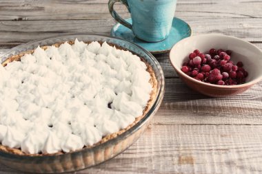 Vintage berry beze tart mavi Kupası tonda.