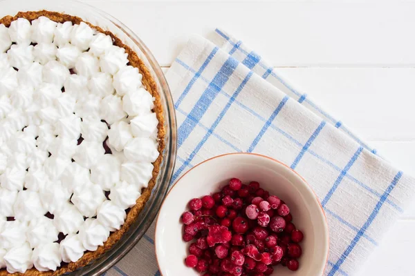 Merengue Merengue Mermelada Tarta Vidrio Pan Horno Fondo Madera — Foto de Stock