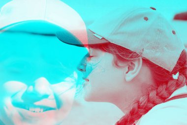 Bicolor çift pozlama teenageer kız deniz kıyı şeridi yaz gün beyzbol şapkası.