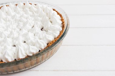 Jöle beze tart cam tava fırın ahşap arka plan.