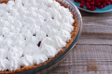 Böğürtlenli küçük turta ahşap masa mavi seramik.