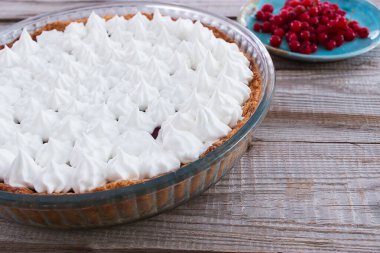 Böğürtlenli küçük turta ahşap masa mavi seramik.