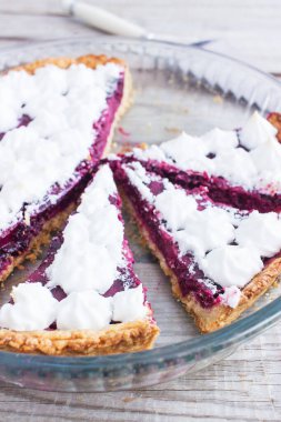 Üç kamış çilekli tart damalı havlu kırsalı..