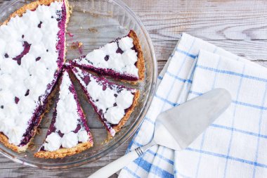 Üç kamış çilekli tart damalı havlu kırsalı..