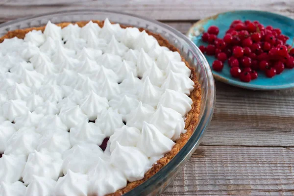 Baya Pequeña Tarta Merengue Mesa Madera Cerámica Azul — Foto de Stock